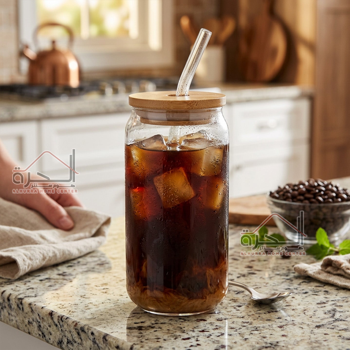 كاسة زجاج مع غطاء خشب