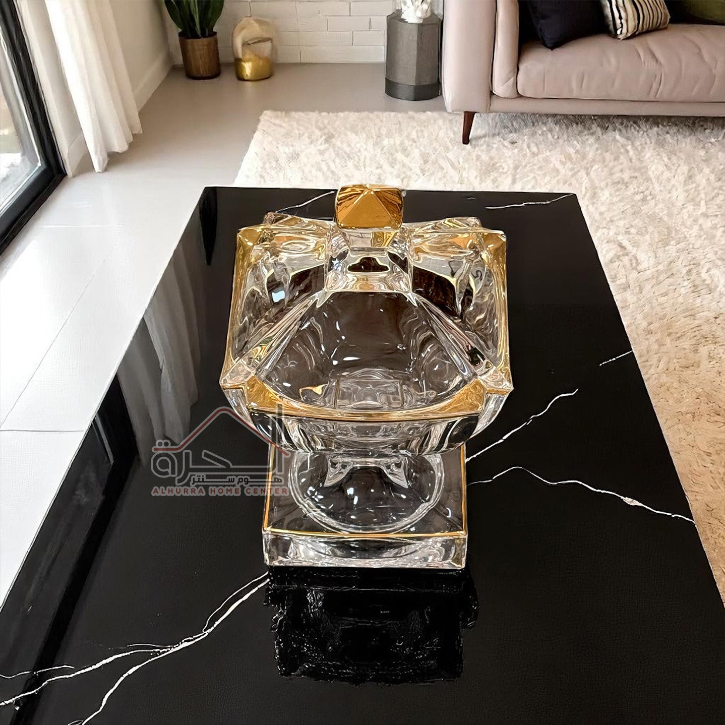 مضيفة برجل كرستال مع اطار ذهبي