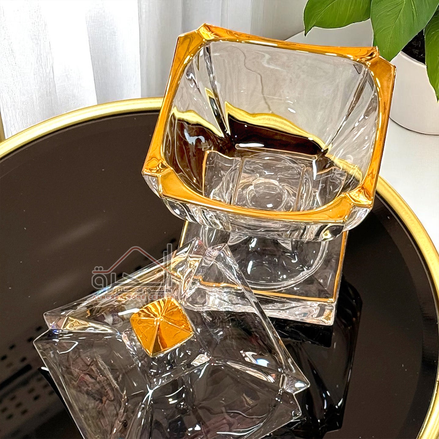 مضيفة برجل كرستال مع اطار ذهبي