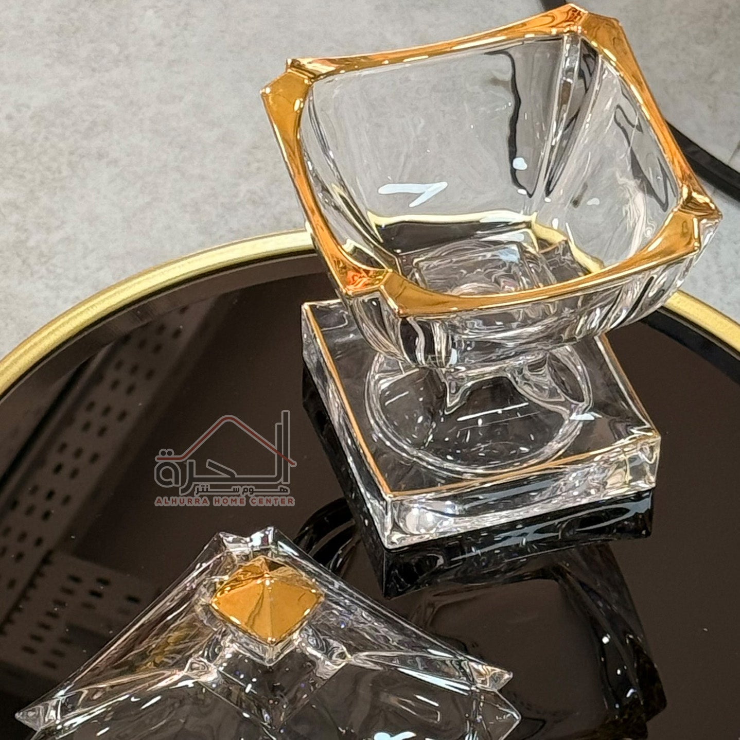 مضيفة برجل كرستال مع اطار ذهبي